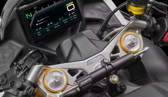 kokpit CFMoto 750 SR-S