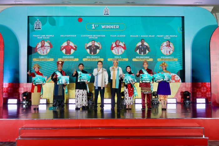 Para juara Kontes Layanan Honda Nasional (KLHN) 2025 berpose bersama President Director AHM Mr. Susumu Mitsuishi (kanan ke-4) dan Vice President Director AHM Thomas Wijaya (kiri ke-4) usai meraih predikat terbaik pada kompetisi layanan sepeda motor Honda di tingkat nasional.