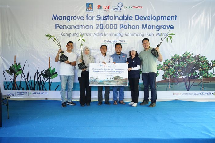 Manager Environment and Social Responsibility Asuransi Astra, Abdullah Kholifah; HCBP Manager Kalla Toyota, Nur Asia Yunus; Kepala Dinas Lingkungan Hidup Kabupaten Maros, Andi Irfan Paharuddin, S. STP., MH.,; Local Champion KBA Rammang-Rammang, Zainal Abidin; Regional Head ACC Sulawesi &ndash; Kalimantan, Lince Tandililing; serta Branch Manager Toyota Astra Finance Cabang Makassar, Marco Liusono saat penyerahan secara simbolis 20.000 bibit pohon Mangrove di KBA Rammang-Rammang, Kabupaten Maros (13/8).