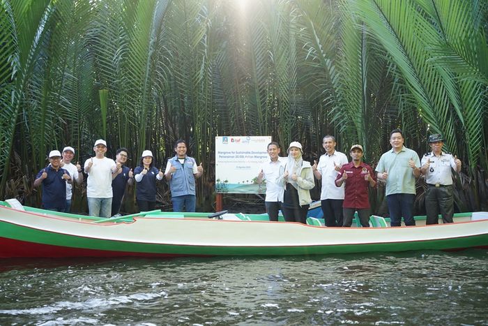 kolaborasi antar Astra Group dan Kalla Toyota juga melaksanakan peresmian area konservasi pohon Mangrove di KBA Rammang-Rammang