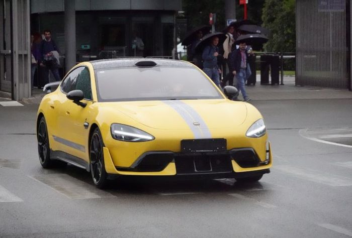 detail tampilan Xiaomi SU7 Ultra yang baru keluar dari markas Ferrari