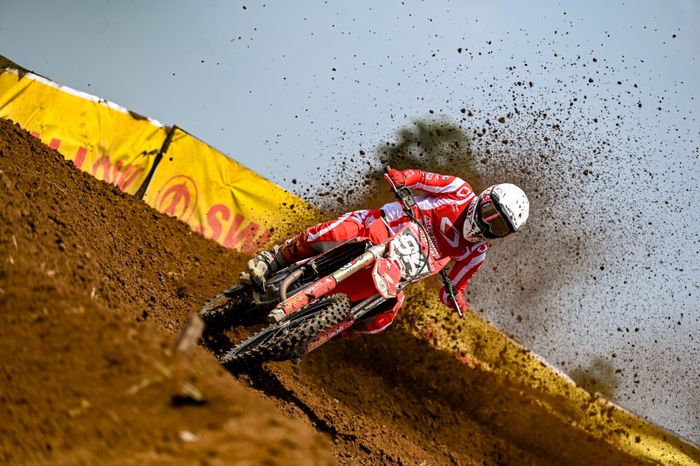 Menggunakan Honda CRF250R Arsenio Algifari meraih double podium di Kejurnas Motocross Indonesia