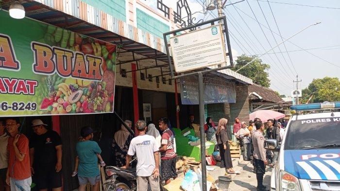 Kondisi emperan kios pasar Bayat, Klaten usai diobrak-abrik ambulans, (18/8/25)