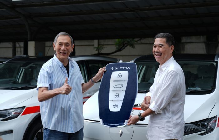 Seremoni penyerahan Aletra L8 ke Jusuf  Hamka sebagai konsumen pertama