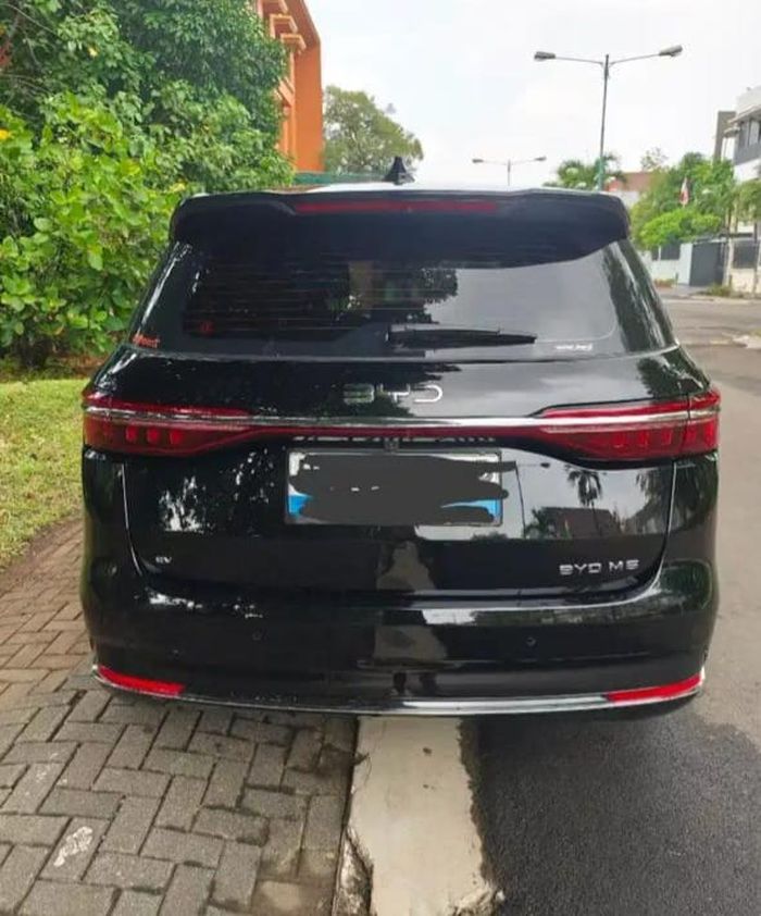 Penjualan mobil bekas listrik BYD M6 laku terjual