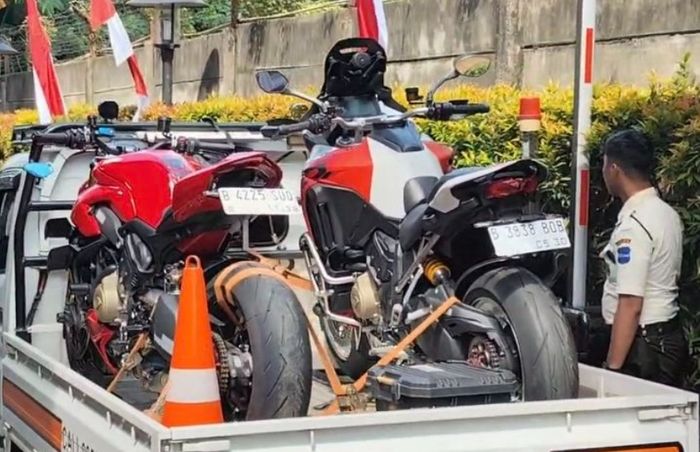 Dua motor mahal milik Immanuel Ebenezer yakni Ducati Multistrada V4 dan Streetfighter V4 serta Yamaha NMAX. 