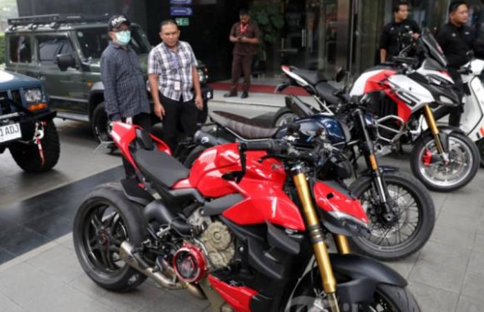 Dua motor Ducati milik Immanuel Ebenezer ikut  disita KPK pasca operasi tangkap tangan (OTT) dan ditampilkan di Gedung Merah Putih KPK, Jakarta, Kamis (21/8/2025).