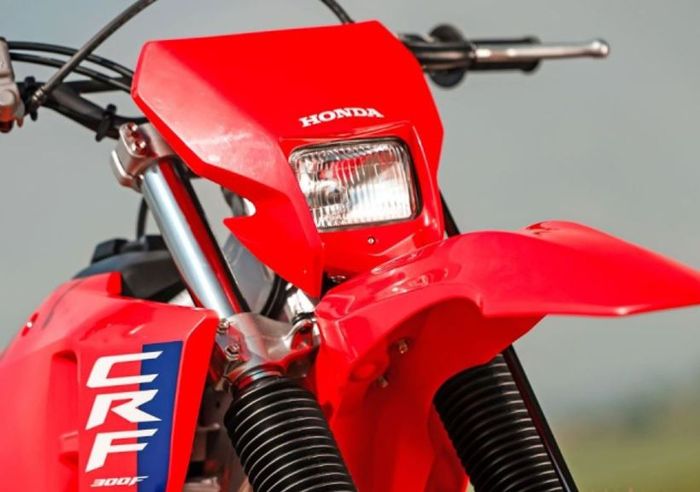 desain lampu depan kotaknya mirip motor trail jadul