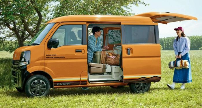 meski dimensinya compact, kabin Suzuki Every J Limited masih muat untuk berbagai barang kebutuhan saat berpetualang