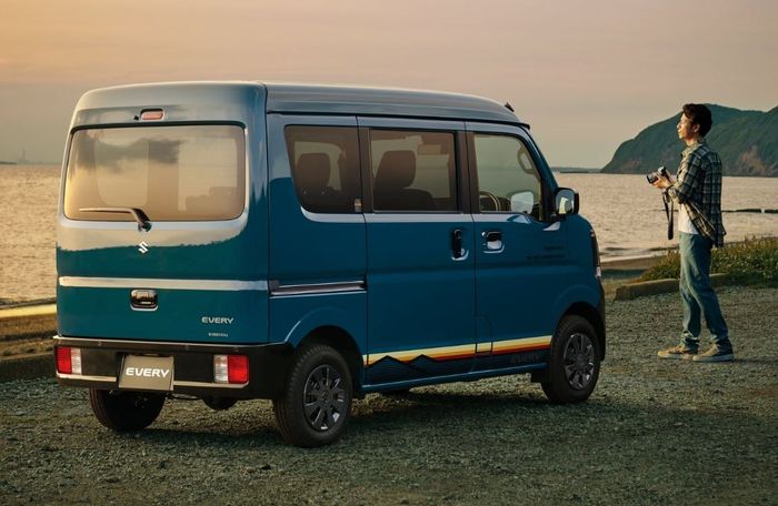 tampak belakang Suzuki Every J Limited