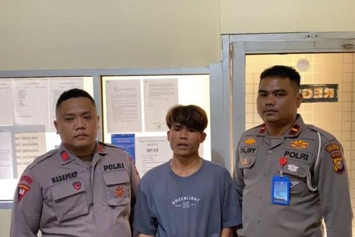 Anggota Brimob pengemudi Frod Ranger dinas,Bharaka Enro Nadapdap (kiri) dan pemotor yang ditabraknya, Hokkop Rikardo Sihombing (tengah), saat berada di kantor Satlantas Polresta Pekanbaru. Keduanya sepakat berdamai 