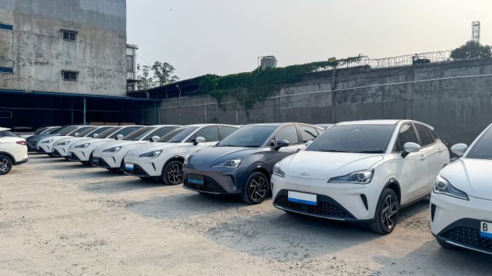 100 unit mobil listrik NETA V-II dan NETA X yang akan menjadi armada taksi PT Luxury Trans Indonesia