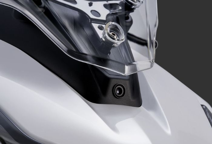 Ada kamera di depan yang fungsinya layaknya dashcam