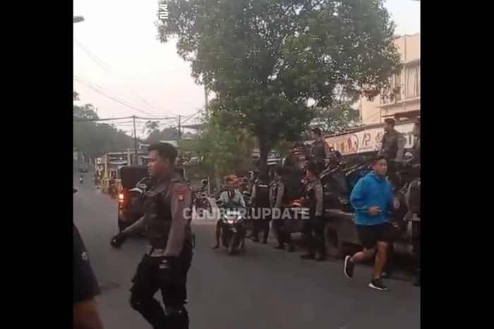 Tim Perintis Presisi Polda Metro Jaya saat mengamankan motor-motor curian dari gudang sebuah kontrakan di kelurahan Rambutan, Ciracas, Jakarta Timur
