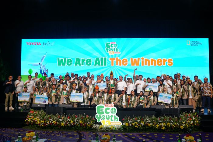 Seluruh pemenang Toyota Eco Youth Ke-13 bersama pimpinan Toyota Indonesia