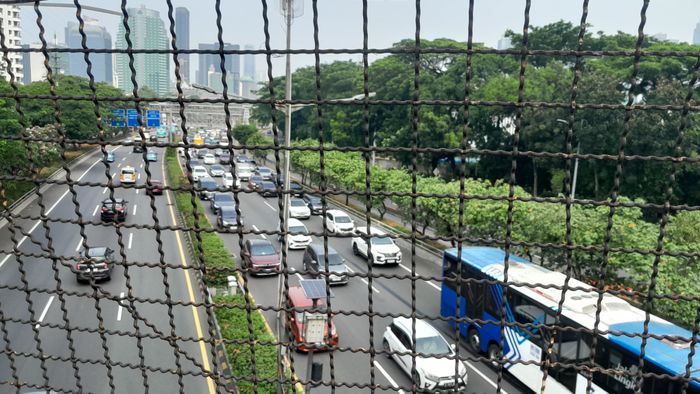 Jalan Tol terlihat merayap akibat demo depan DPR