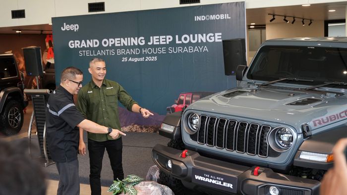 Lagi tren perempuan pakai Jeep Wrangler 