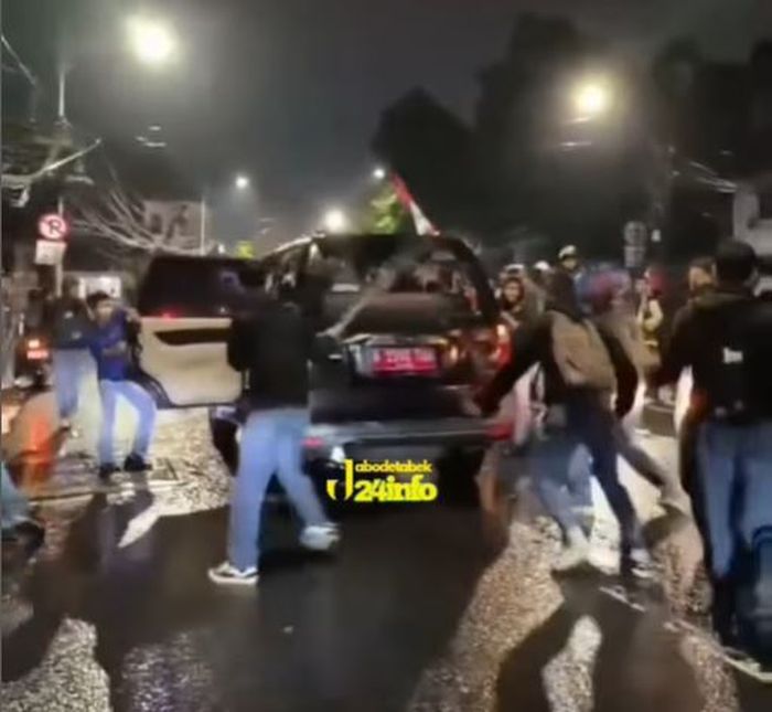 Isuzu Panther pelat merah milik Lurah Manggarai Selatan, Muhammad Sidik tak luput dari amuk massa demo DPR/MPR RI ketika melintas di Jalan KS Tubun, Slipi, Jakarta Barat, pukul 18:30 WIB, (25/8/25)