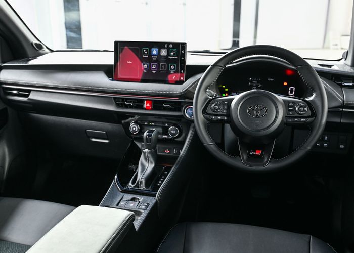 kabin Toyota Yaris Ativ GR Sport semakin sempurna dengan sistem audio Pioneer.