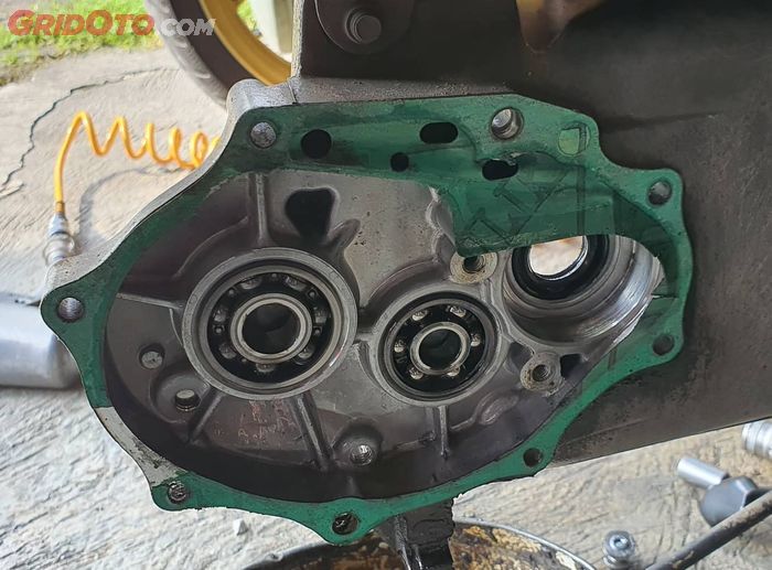 Ganti bearing roda belakang motor matic cukup mahal karena harus bongkar CVT dan gardan 