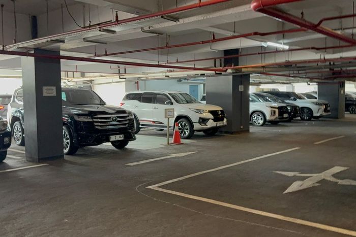 Basement khusus parkiran mobil-mobl mewah anggota DPR RI