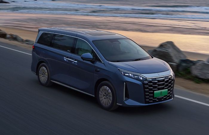 detail tampilan BYD M9