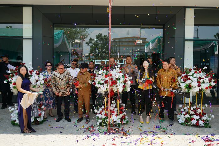peresmian showroom ini juga dihadiri oleh Bupati Kubu Raya, H. Sujiwo