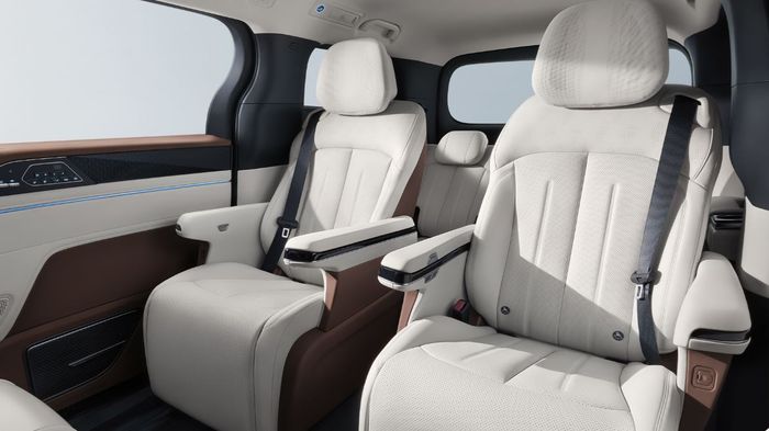 suasana kabin baris kedua BYD M9