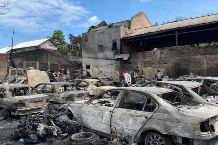 Penampakan puluhan mobil di bengkel yang ludes terbakar