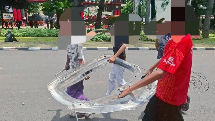 Anak-anak di bawah umur yang ikut menjarah besi bangkai mobil dibakar massa di dekat markas Brimob Kwitang, Jakarta Pusat