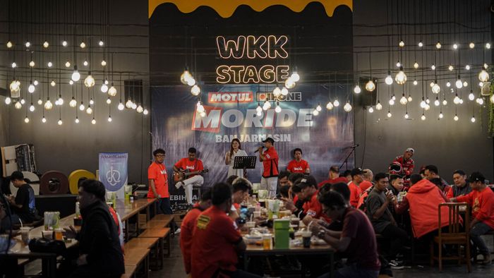 Acara dimeriahkan dengan hiburan live music yang mengiringi momen akrab para bikers
