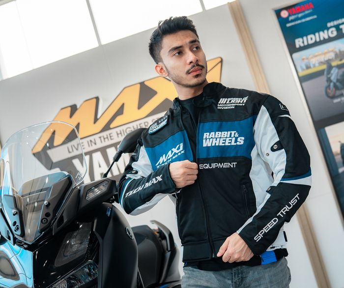 Jaket Yamaha X Rabbit &amp; Wheels padukan warna hitam, biru dan putih