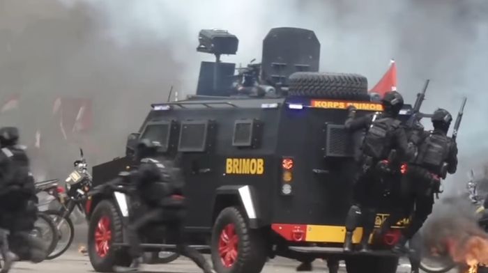 Mampu mengangkut 4 orang di dalam dan 8 orang pada footstep kanan dan kiri