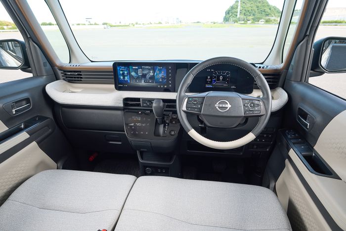 Interior Nissan Roox terbaru.