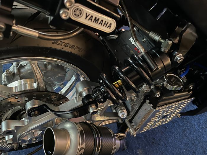 Monoshock di sisi kanan tanpa merusak rangka.