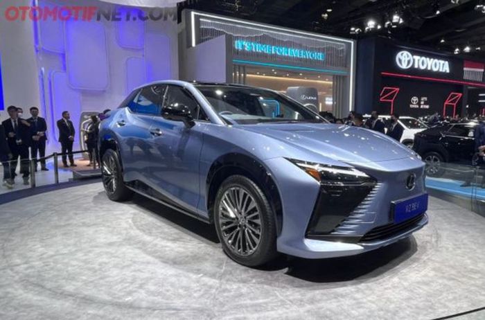 Lexus RZ saat dipamerkan di gelaran GJAW 2023
