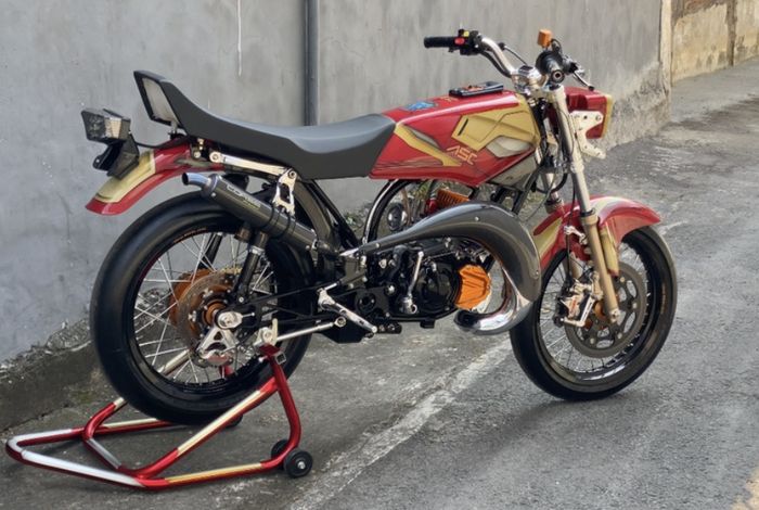 Motor Yamaha RX-King modifikasi Iron Man milik Ahmad Sahroni pakai tipe Gold Edition tahun 2002. 