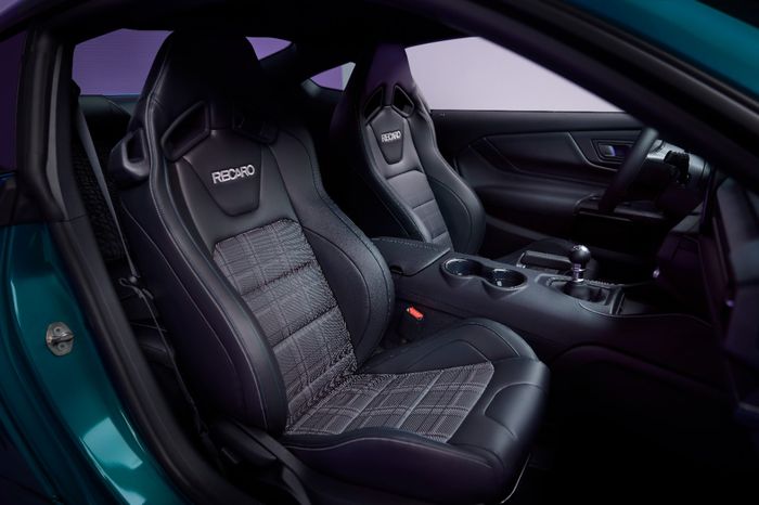 Interior semakin premium berkat sentuhan kulit dan jok Recaro.