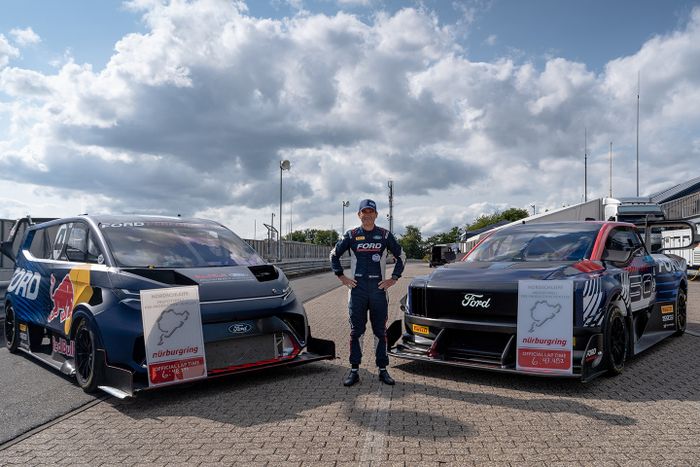 Romain Dumas,  pencetak skor baru Nurburgring dengan Ford Transit SuperVan 4.2 dan Ford F-150 Lightning SuperTruck.