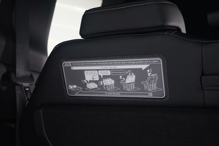 Cara melipat jok belakang Honda Step WGN e:HEV.