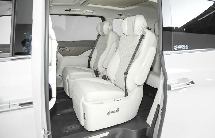 jok baris kedua mengadopsi captain seat