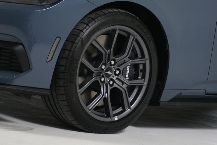 Close up roda depan Ford Mustang EcoBoost dengan rem Brembo besar.