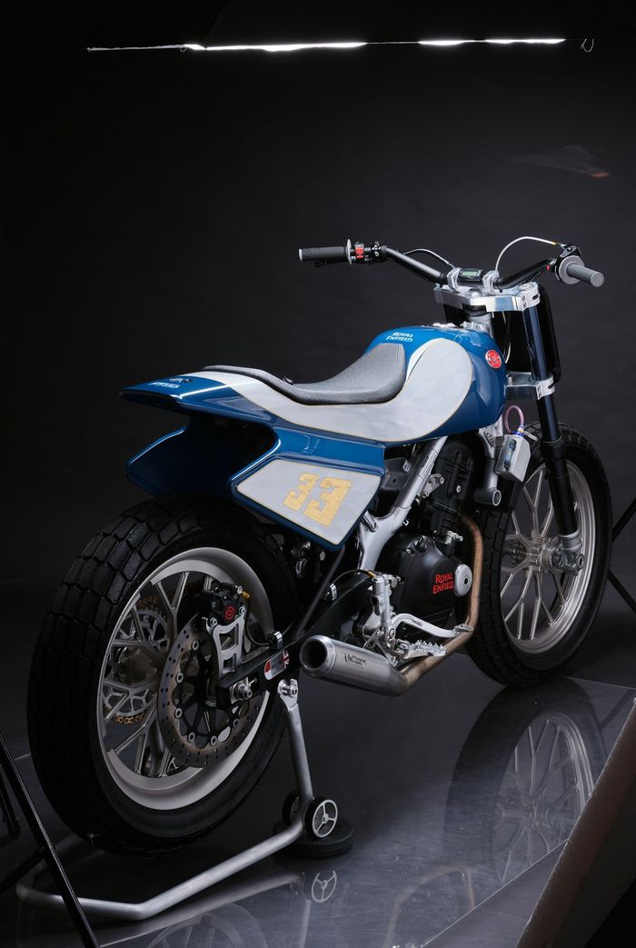 Motor kustom Royal Enfiled Groove FT 450 berbasis Guerrilla 450 yang meluncur di Custom War 2025