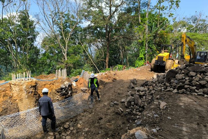 Pemasangan bronjong di titik bekas longsoran Km 235+600 atau yang dikenal Khokap, Jalur Gumitir Jember