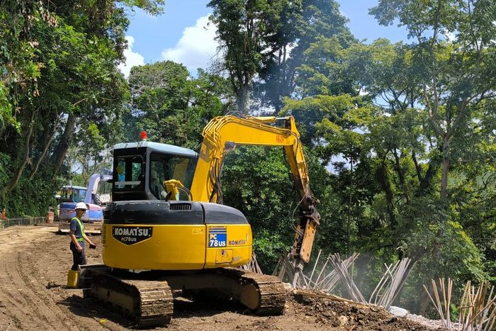 Perbaikan jalur Gumitir Jember, Jawa Timur yang dikenal dengan Tikungan Mbah Singo