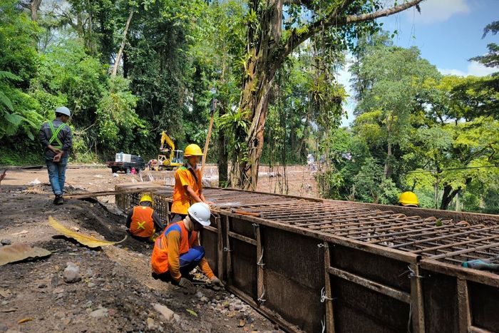 Pekerja preservasi Jalur Gumitir Jember memasang struktur capping beam atau balok penutup tiang pancang di Km 233+500 atau yang dikenal sebagai Tikungan Mbah Singo