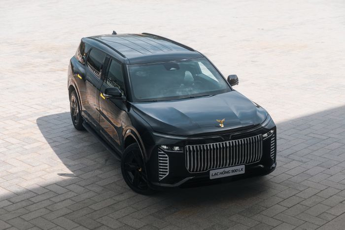 Bertepatan dengan hari raya Vietnam, VinFast juga luncurkan mobil anti-peluru Lac Hong 900 LX.