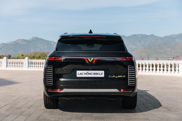 Tampak belakang mobil anti-peluru dan tahan ledakan Lac Hong 900 LX.