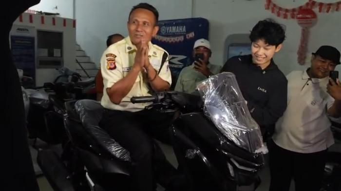 YouTuber Willie Salim berikan Yamaha NMAX Baru ke Imron, Satpam DPRD Cirebon setelah motornya dibakar perusuh demo
