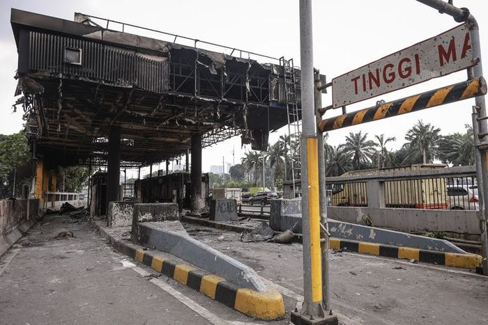 Kondisi gerbang tol Senayan pasca dibakar perusuh demo 29 Agustus 2025
